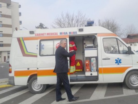 RAJDP a croit drum prin nămeţi ambulanţelor, Moga a dus pâine sinistraţilor din Dunăreni cu şenilata